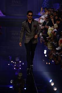 Varun Dhawan walks the ramp for Manish Malhotra at the Grand Finale of Lakme Fashion Week