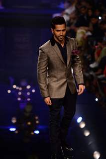 Varun Dhawan walks the ramp for Manish Malhotra at the Grand Finale of Lakme Fashion Week