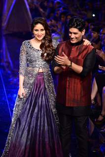 Kareena Kapoor with Manish Malhotra at the Grand Finale of Lakme Fashion Week Winter/ Festive 2014