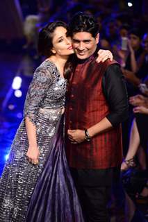 Kareena Kapoor with Manish Malhotra at the Grand Finale of Lakme Fashion Week Winter/ Festive 2014