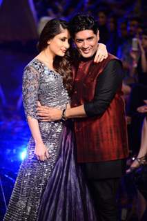 Kareena Kapoor with Manish Malhotra at the Grand Finale of Lakme Fashion Week Winter/ Festive 2014