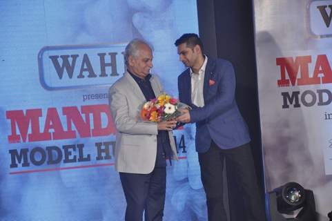 Ramesh Sippy being felicitated at Mandate Model Hunt 2014