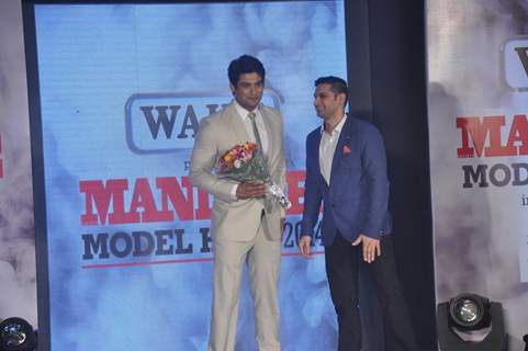 Siddharth Shukla being felicitated at Mandate Model Hunt 2014