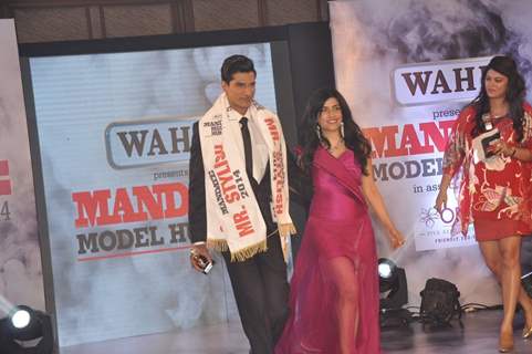 Shibani Kashyap walks the ramp with the winner at Mandate Model Hunt 2014