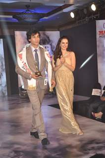 Evelyn Sharma walks the ramp with the winner at Mandate Model Hunt 2014