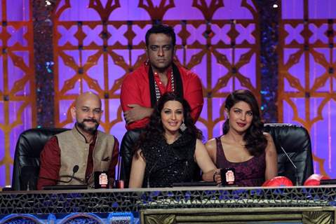 Priyanka Chopra poses with the Judges of India's Best Cine Stars Ki Khoj