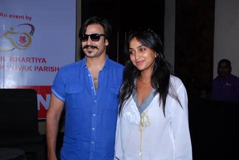 Vivek Oberoi poses with wife Priyanka Alva Oberoi at the Mega Blood Donation Drive
