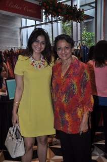 Tanishaa Mukerji poses with mom Tanuja at Araish Charity Exhibition