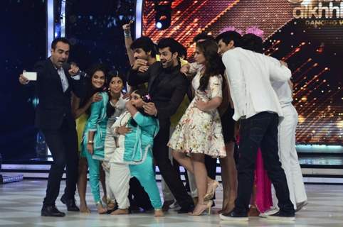 Parineeti and Aditya click a selfie with the contestants on Jhalak Dikhhlaa Jaa