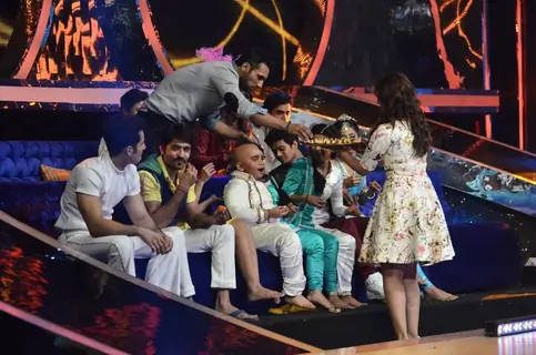 Parineeti Chopra distributes sweets to the contestants on Jhalak Dikhhlaa Jaa