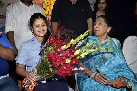 Asha Bhosle's granddaughter Zanai felicitated with a flower bouquet at the Album Launch
