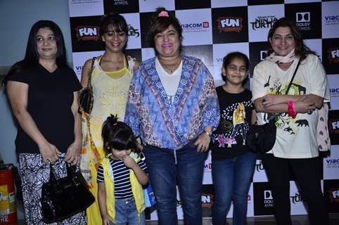 Dolly Bindra poses with a friends at the Screening of Ninja Turtle