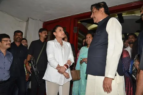 Rani Mukherjee was snapped tallking with Prithviraj Chavan at the Special Screening of Mardaani