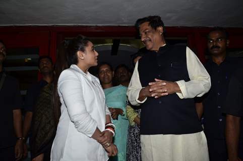 Rani Mukherjee snapped talking with Prithviraj Chavan at the Special Screening of Mardaani