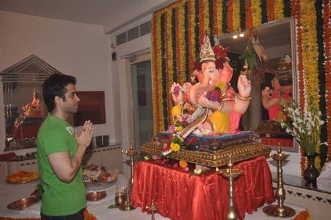 Tusshar Kapoor offering his prayers to Lord Ganesha