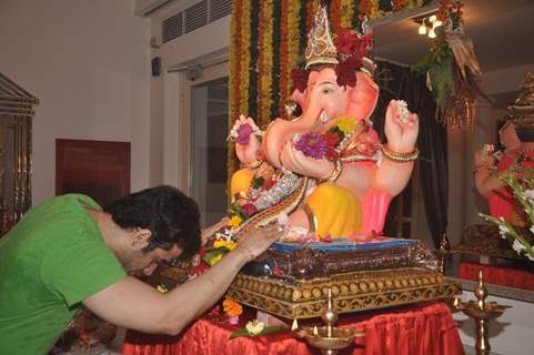 Tusshar Kapoor offering his prayers to Lord Ganesha