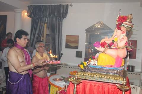 Jeetendra offering his prayers to Lord Ganesha