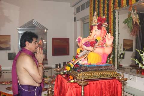 Jeetendra offering his prayers to Lord Ganesha