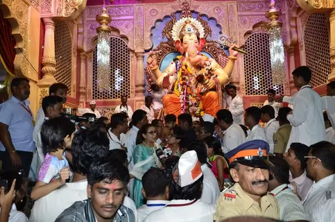 Rani Mukherjee snapped giving media bytes at Lalbaug cha Raja