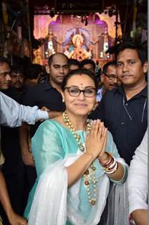 Rani Mukherjee poses for the media at Lalbaug cha Raja