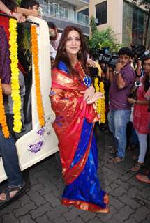 Sonali Bendre poses for the media at the Visarjan of Lord Ganesha