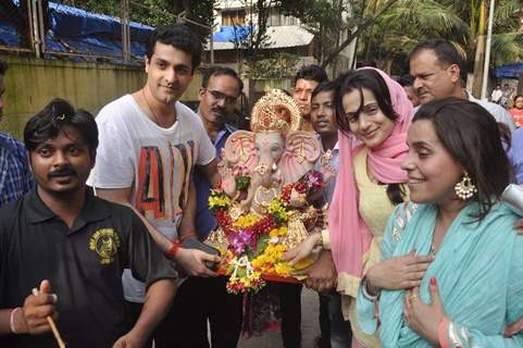 Ameesha Patel poses with the idol of Lord Ganesha at the Visarjan