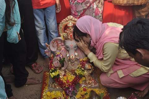 Ameesha Patel offering her prayers to Lord Ganesha