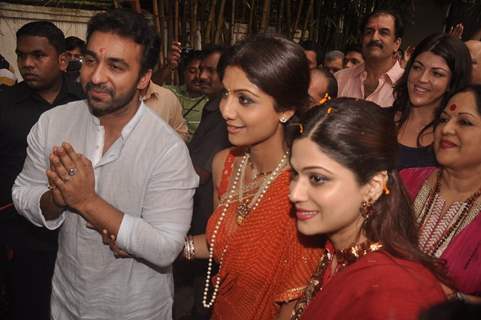 Shilpa Shetty, Shamita Shetty and Raj Kundra at the Visarjan of Lord Ganesha