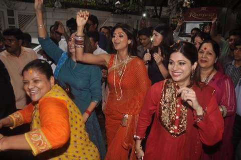 Shilpa Shetty and Shamita Shetty dance to the beats of dhol at the Visarjan of Lord Ganesha