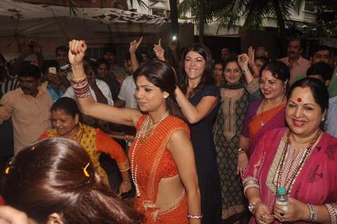 Shilpa Shetty snapped enjoying the dance at the Visarjan of Lord Ganesha