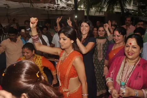 Shilpa Shetty snapped enjoying the dance at the Visarjan of Lord Ganesha