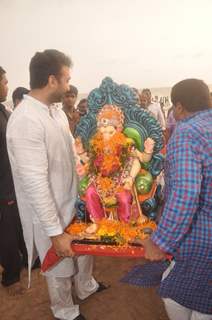 Raj Kundra snapped holding the Ganesha idol for the Visarjan