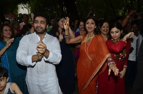 Shilpa Shetty, Shamita Shetty and Raj Kundra enjoying the dance at the Visarjan of Lord Ganesha