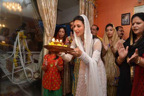 Divyanka Tripathi performs an Aarti to Lord Ganesha