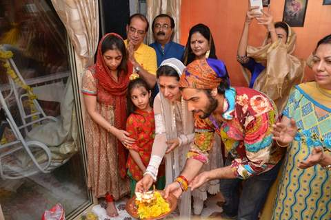 Divyanka Tripathi performs an Aarti with Sharad Malhotra to Lord Ganesha