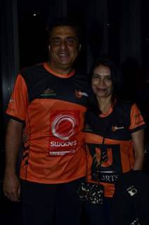 Ronnie Screwvala poses with wife at the Bash for Pro Kabbadi League by Mahindras