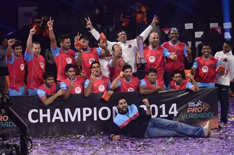 Abhishek Bachchan with his team member at the Winning Ceremony of Pro Kabbadi League