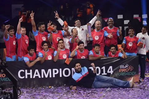 Abhishek Bachchan with his team member at the Winning Ceremony of Pro Kabbadi League