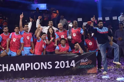 Abhishek and Aishwarya with Jaipur Pink Panthers at the Winning Ceremony of Pro Kabbadi League