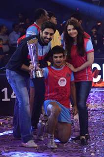 Abhishek and Aishwarya pose with a team member of Jaipur Pink Panthers