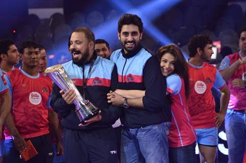 Abhishek and Aishwarya hand over the trophy to the coach of Jaipur Pink Panthers