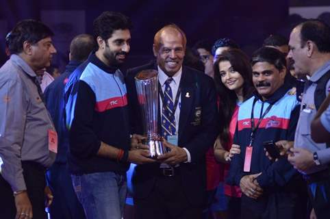 Abhishek Bachchan receiving the Trophy at the Winning Ceremony of Pro Kabbadi League