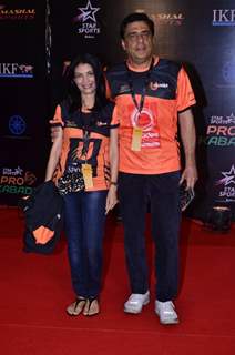 Ronnie Screwvala poses with wife at the Grand Finale of Pro Kabbadi League