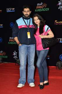 Abhishek Bachchan poses with wife Aishwarya Rai Bachchan at the Grand Finale of Pro Kabbadi League