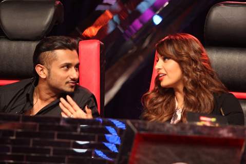 Bipasha Basu snapped talking with Honey Singh on India's Raw Star