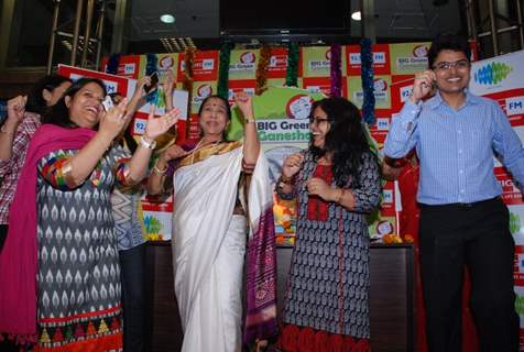 Asha Bhosle shakes a leg with the team of 92.7 Big FM