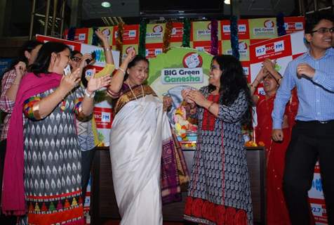 Asha Bhosle shakes a leg with the team of 92.7 Big FM