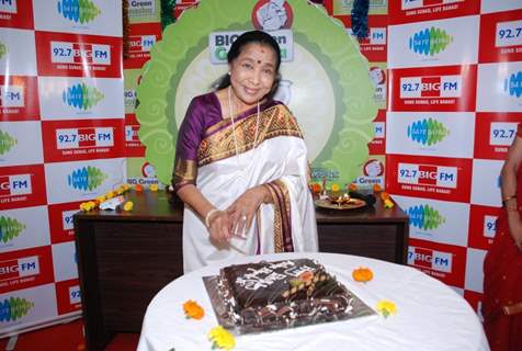 Asha Bhosle cuts a cake at 92.7 Big FM Studio