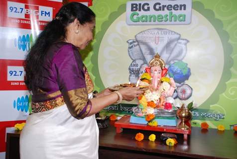 Asha Bhosle offering her prayers to Lord Ganesha at 92.7 Big FM Studio