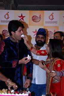 Deepika Singh feeds the cake to Anas Rashid at the Celebration